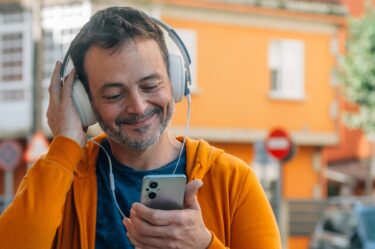 現場に向かう道すがら、元気をチャージ！建設業のおすすめ音楽プレイリスト5選