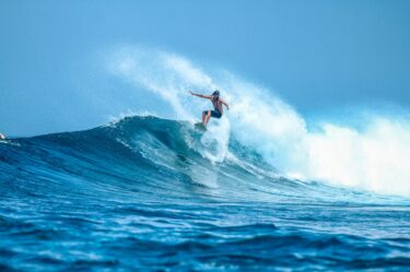 波に乗る技術は現場力を鍛える：サーフィンがもたらす職人の体力・集中力・チーム力