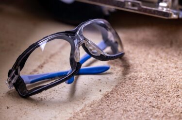 【建設現場で目を守る！】「保護メガネ」選びの完全ガイド