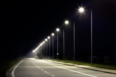 道路舗装とLED照明が変わる！2025年基準改定が現場にもたらす影響と対応策