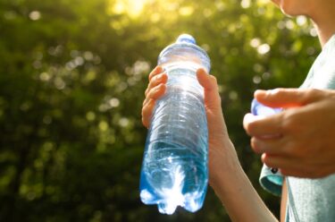 水分補給の“落とし穴”──夏場の現場で増える「水中毒」に注意