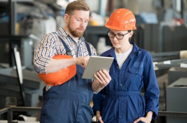 ベテランと若手をつなぐ「現場メンター制度」の工夫――中小建設業における人材定着の新たな鍵