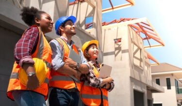 “カードタッチ”で外国人就労をスマート管理！国交省が進めるCCUS連携DXとは？