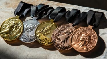 技能五輪金賞、国際大会へ！建設企業が逃せない“育成助成金”×“補助金”活用ガイド