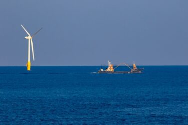 浮体式洋上風力で“港の建設特需”が来る!? 💰中小建設業が狙うべき補助金・制度の波🌊