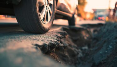 インフラ予算は「集中と選択」へ：埼玉県八潮市の道路陥没事故に学ぶ新制度の方向性と経営戦略