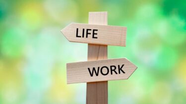 「4週8閉所」で休める現場へ！設備工事の働き方改革が本格化💥──現場の“人を守る工期”が動き出す理由とは？