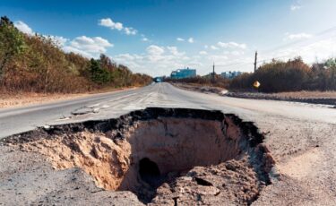 【上下水道管路更新】道路陥没事故を防ぐ320億円の新補助制度とは｜建設業への影響を解説