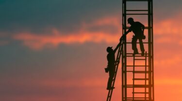 🛠️「ベテランが辞めたら終わり…」を防ぐ！中小建設会社が今すぐ始める“技術継承の仕組み化”