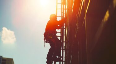 安全靴の「動きにくい」を解消　特許取得の新構造が建設現場の安全性を変える